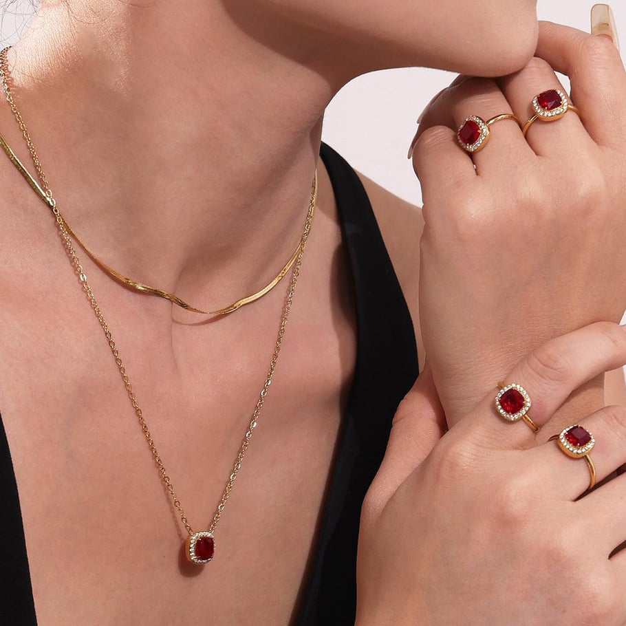 Set di gioielli da donna in acciaio inossidabile quadrato classico color oro con zirconi rossi Immagine7