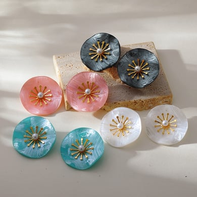 1 Paar einfache Ohrstecker aus Edelstahl mit Blumenmotiv für Damen h5 Bild3