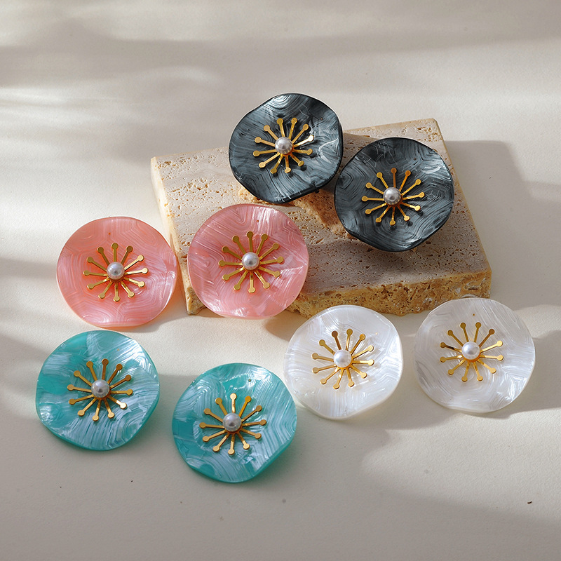 1 Paar einfache Ohrstecker aus Edelstahl mit Blumenmotiv für Damen Bild3