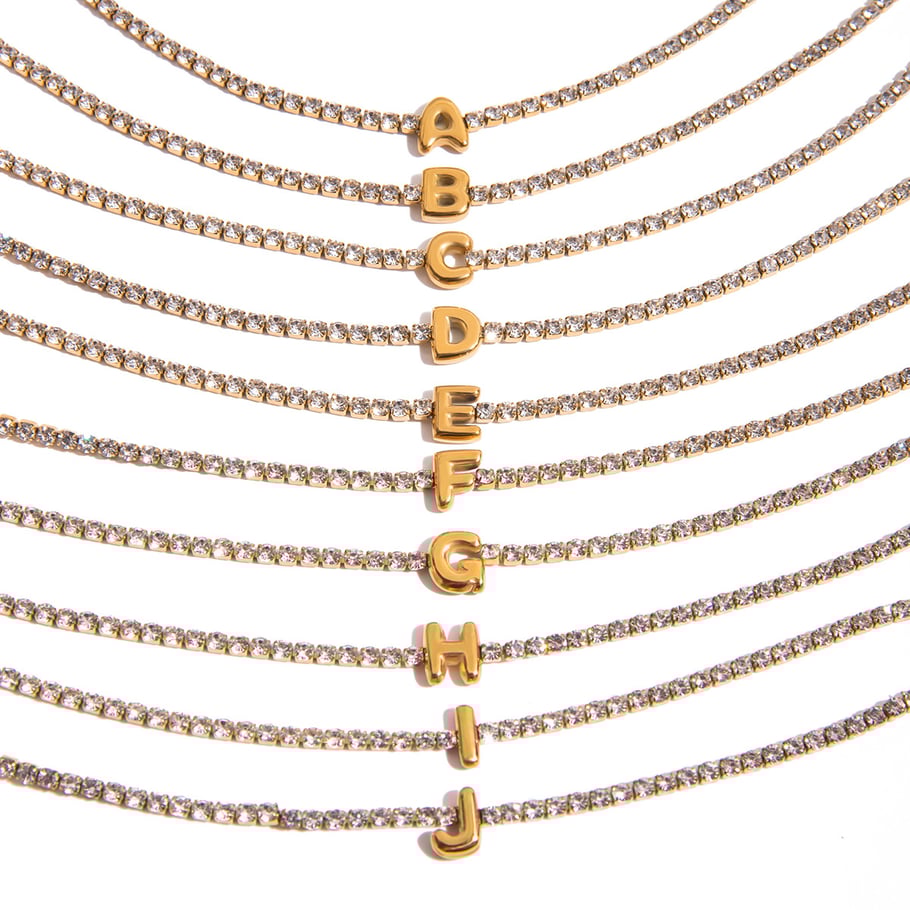 1 pulsera delicada con letras de acero inoxidable en color dorado para mujer. Imagen9