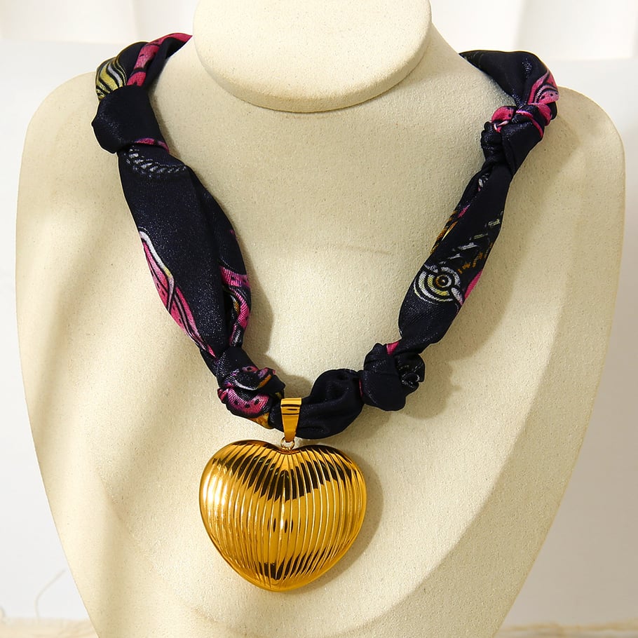 1 pezzo di collana con ciondolo da donna in tessuto retrò a forma di cuore color oro Immagine4