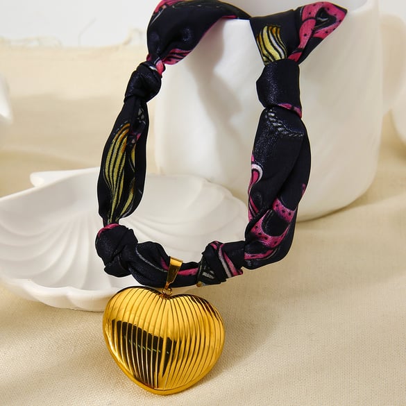1 Piece Luxurious  Retro Heart Fabric  Gold Color  Women's Pendant Necklaces 2