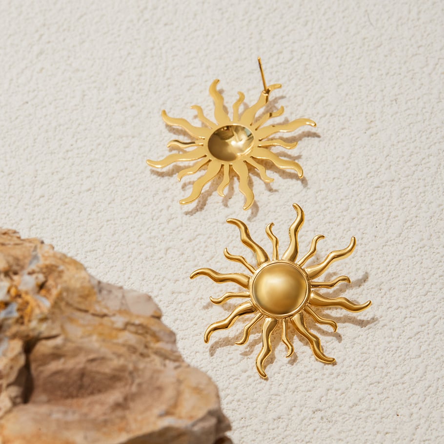 1 par de pendientes clásicos de sol de acero inoxidable color dorado para mujer Imagen7