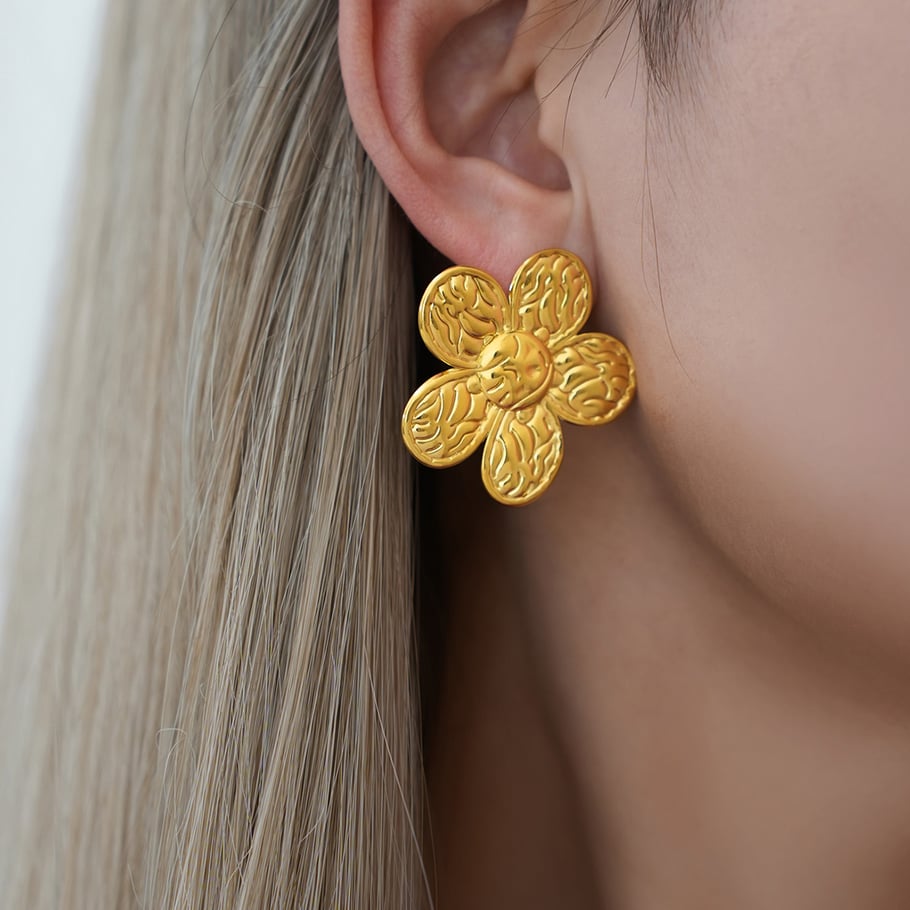 1 par de pendientes sencillos de acero inoxidable dorados con diseño de flores para mujer Imagen5