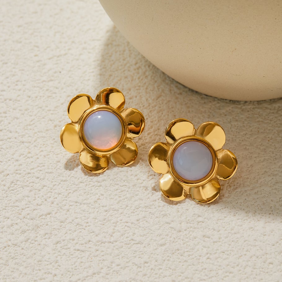 1 par de pendientes clásicos de acero inoxidable con flor de ópalo en color dorado para mujer Imagen6