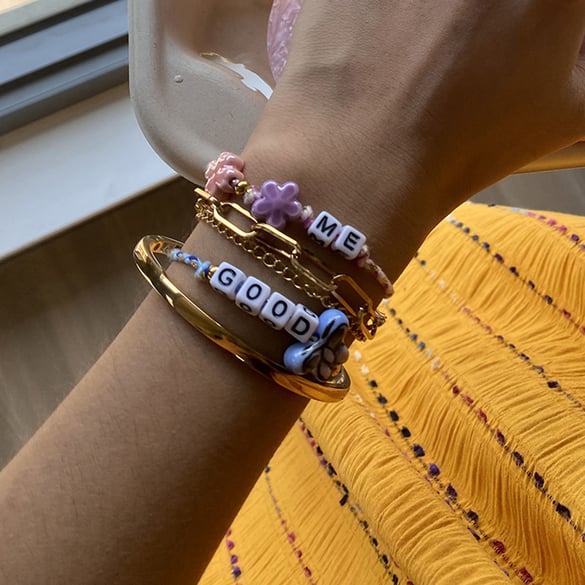1 Stück süße Buchstaben bunte Edelstahl-Perlenarmbänder für Damen