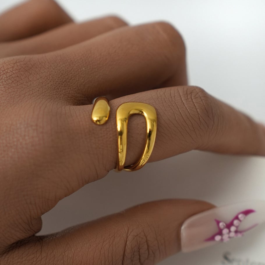 Anillo minimalista de acero inoxidable dorado con forma irregular informal de 1 pieza Imagen4