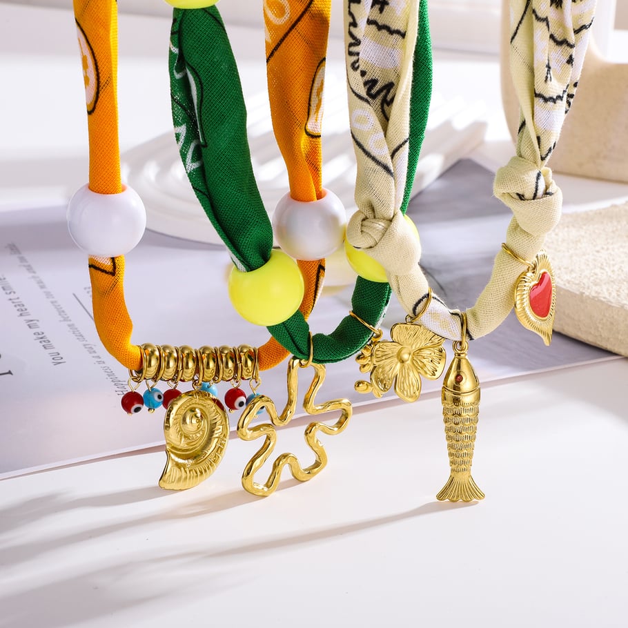 1 pezzo di collana con ciondolo a forma di pesce con fiore colorato in acciaio inossidabile color oro da donna Immagine4