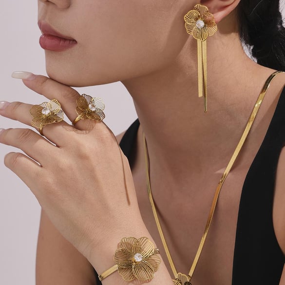 Conjunto de joyería para mujer de 1 pieza con diseño clásico de flores de acero inoxidable y circonitas de color dorado. 2
