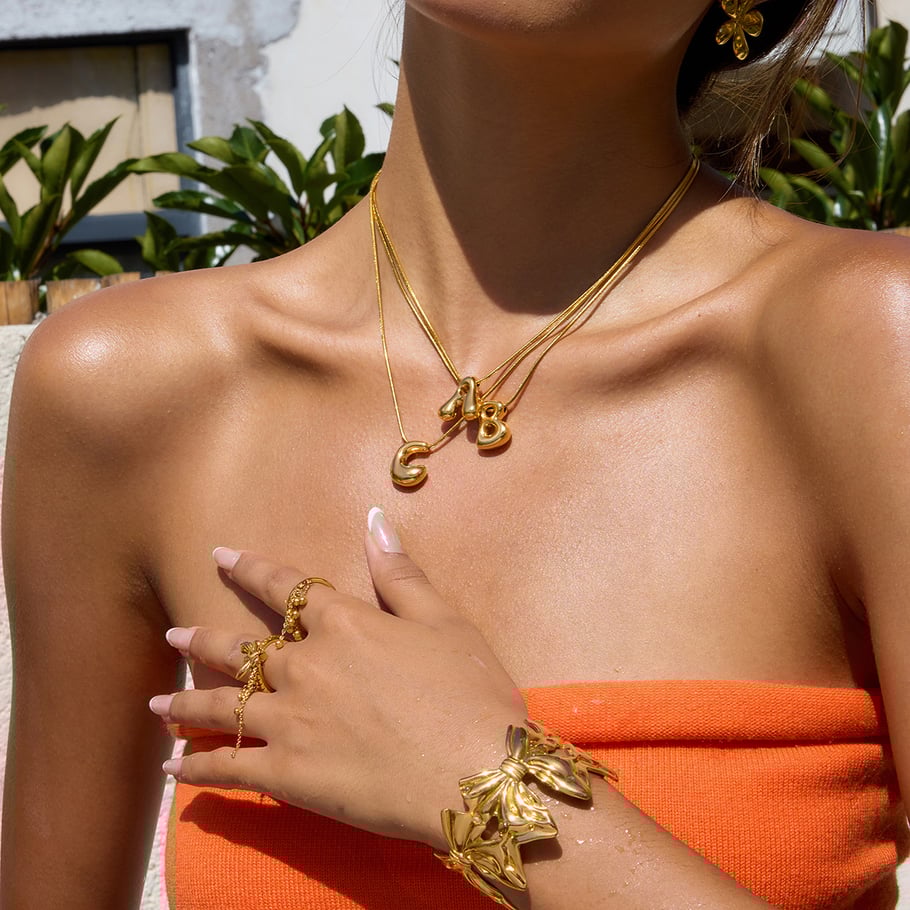 Collar con colgante de letra clásica de acero inoxidable color dorado para mujer, 1 pieza Imagen3