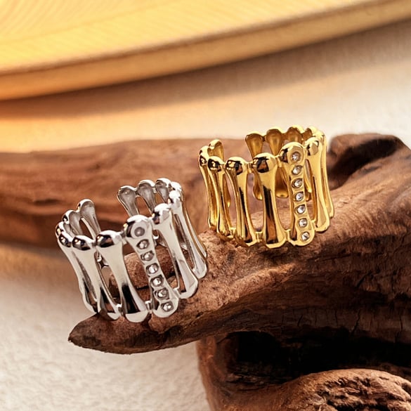 1 Stück klassischer Statement-Ring aus Edelstahl in Goldfarbe mit Zirkonia 2
