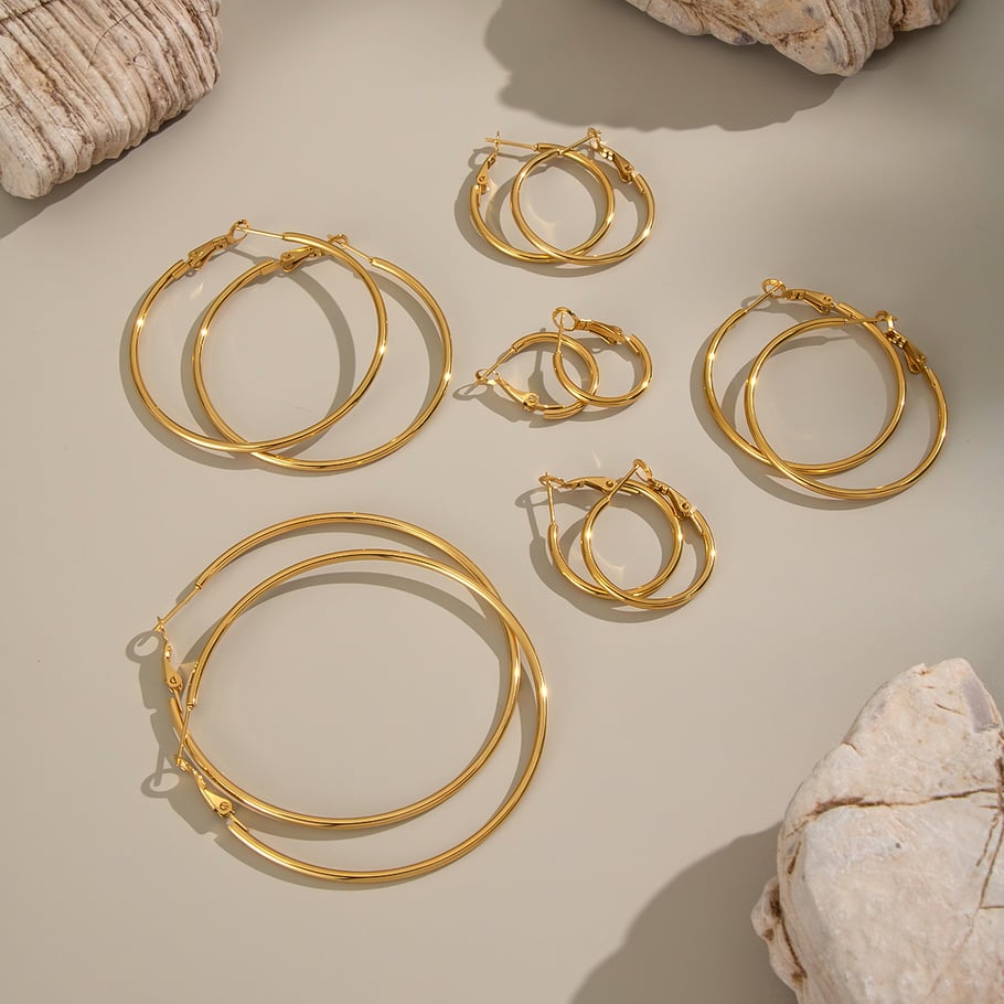 1 Paar kreisförmige Creolen aus Edelstahl in Goldfarbe Bild2