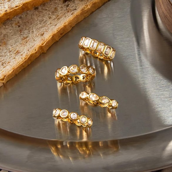 1 Stück klassischer geometrischer Edelstahlring in Goldfarbe für Damen mit Edelsteinen
