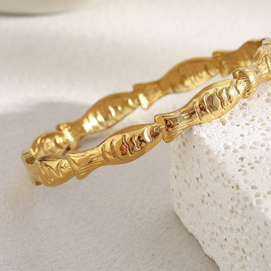 1 pulsera elegante de acero inoxidable color dorado con forma de pez para mujer Imagen5