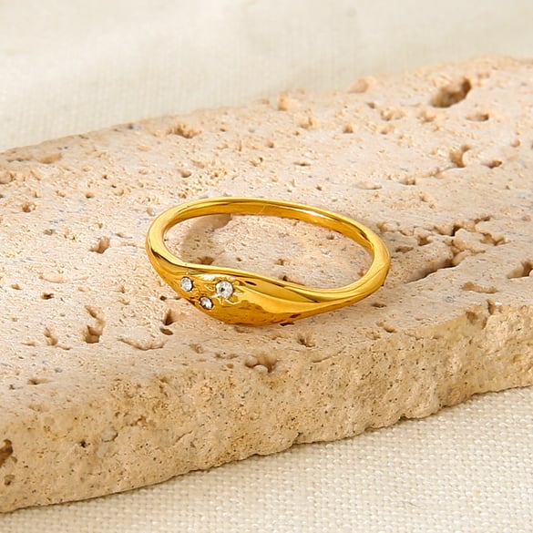 Anillos llamativos de circonita de color dorado de acero inoxidable con forma irregular y sencillos para uso diario. 2