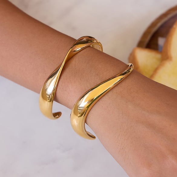 1 Stück klassische geschwungene Manschettenarmbänder aus Edelstahl in Goldfarbe für Damen 2