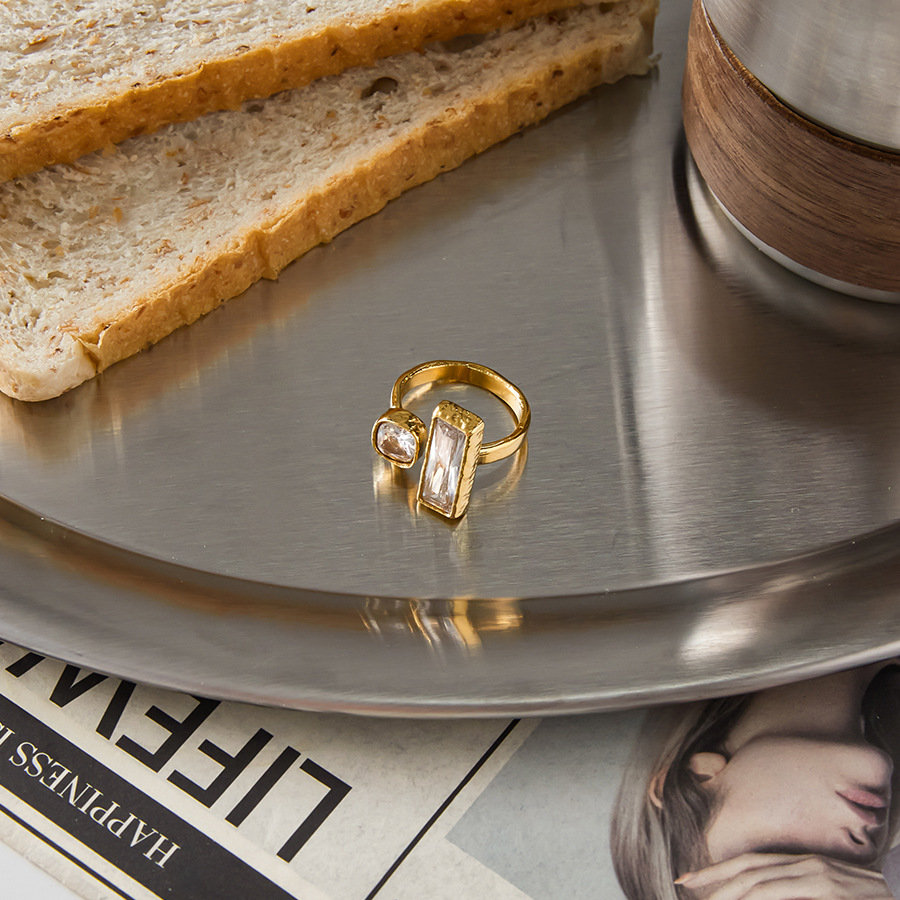 Anillos llamativos de acero inoxidable en color dorado con forma rectangular brillante de 1 pieza Imagen5