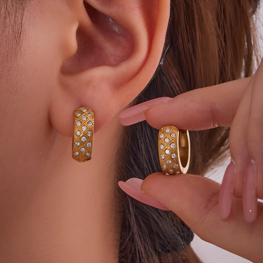 1 Paar zarte kreisförmige Creolen aus Edelstahl in Goldfarbe mit Zirkonia für Damen Bild5