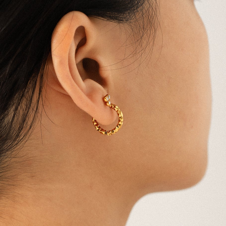 1 set di orecchini a bottone da donna in acciaio inossidabile color oro con zirconi di forma irregolare di lusso Immagine3