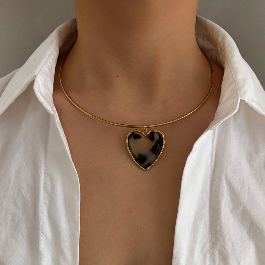 1 pezzo di collana girocollo color oro con cuore in resina leopardata Immagine4