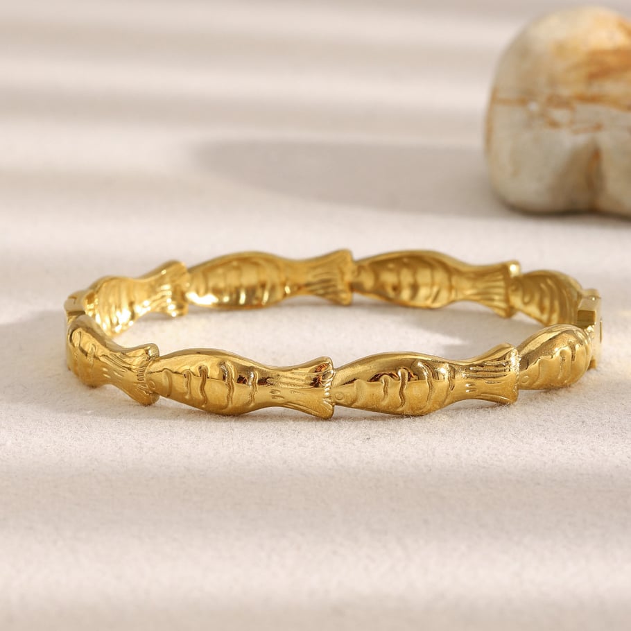 1 pulsera elegante de acero inoxidable color dorado con forma de pez para mujer Imagen3