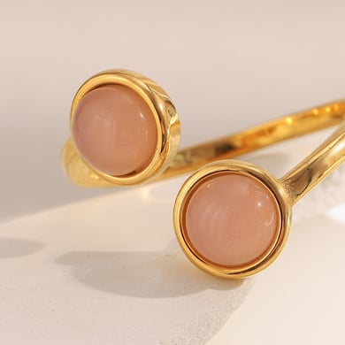 Anillo clásico de acero inoxidable con forma de círculo y piedra natural color dorado para mujer. h5 Imagen6