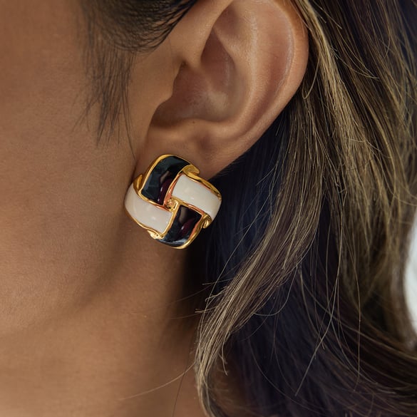 1 paio di orecchini a bottone da donna in acciaio inossidabile color oro a forma di scacchiera classica 2