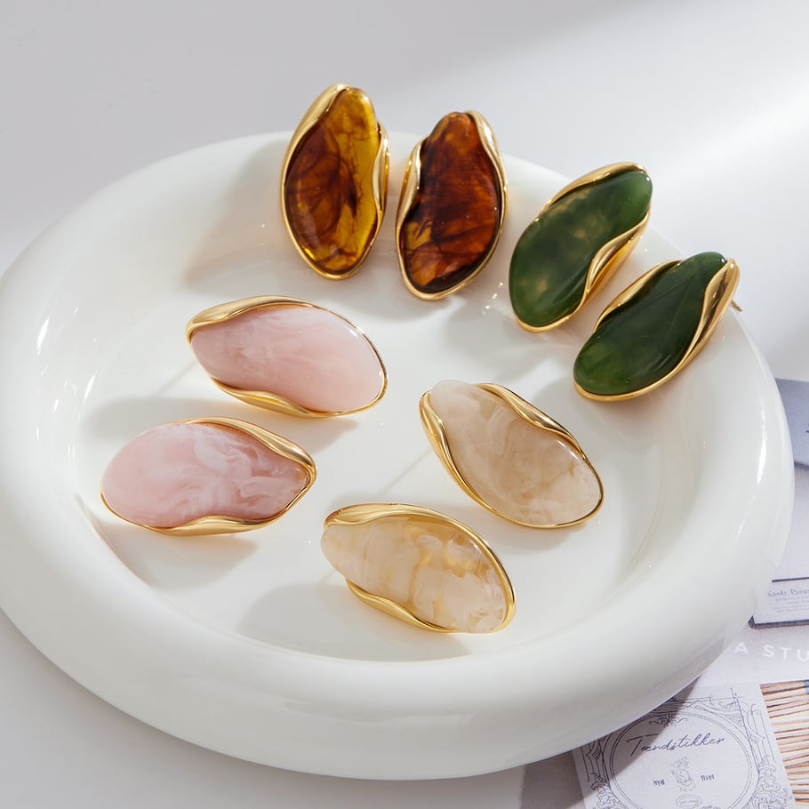 1 paio di orecchini a bottone da donna in resina color oro, dalla forma irregolare retrò Immagine5