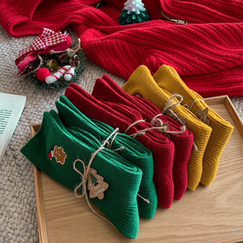 1 paire de chaussettes mi-mollet brodées de Noël en coton pour femme Image3