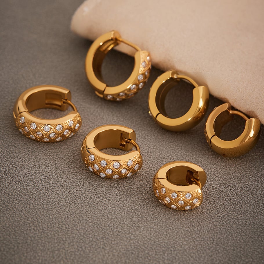 1 Paar zarte kreisförmige Creolen aus Edelstahl in Goldfarbe mit Zirkonia für Damen Bild3