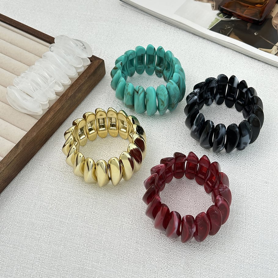1 brazalete de resina con forma irregular retro. Imagen5