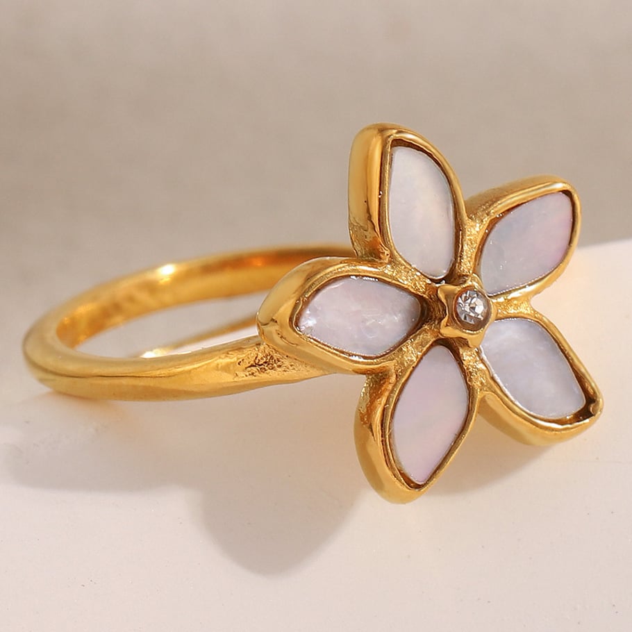 1 anillo llamativo de acero inoxidable con diseño de flor elegante y concha de color dorado. Imagen4