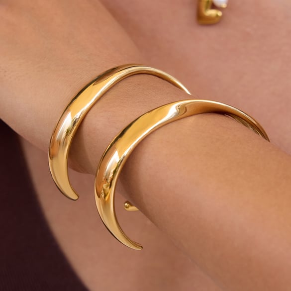 1 Stück klassische geschwungene Manschettenarmbänder aus Edelstahl in Goldfarbe für Damen