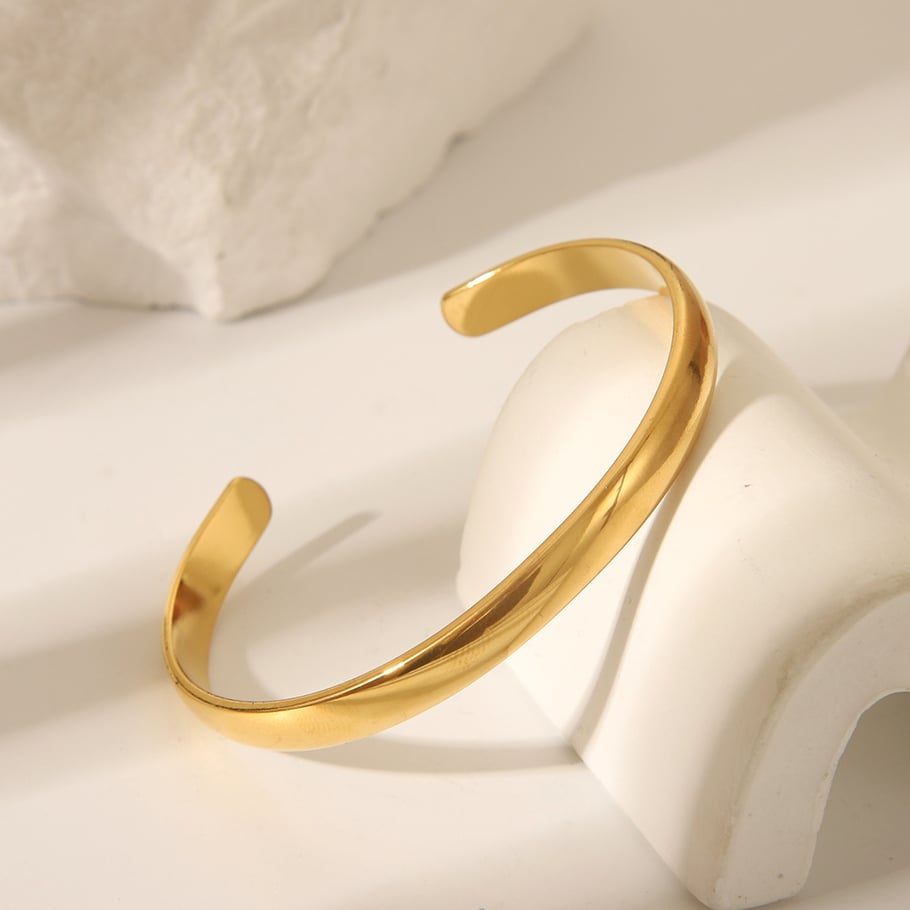 1 pulsera sencilla de acero inoxidable color dorado. Imagen2
