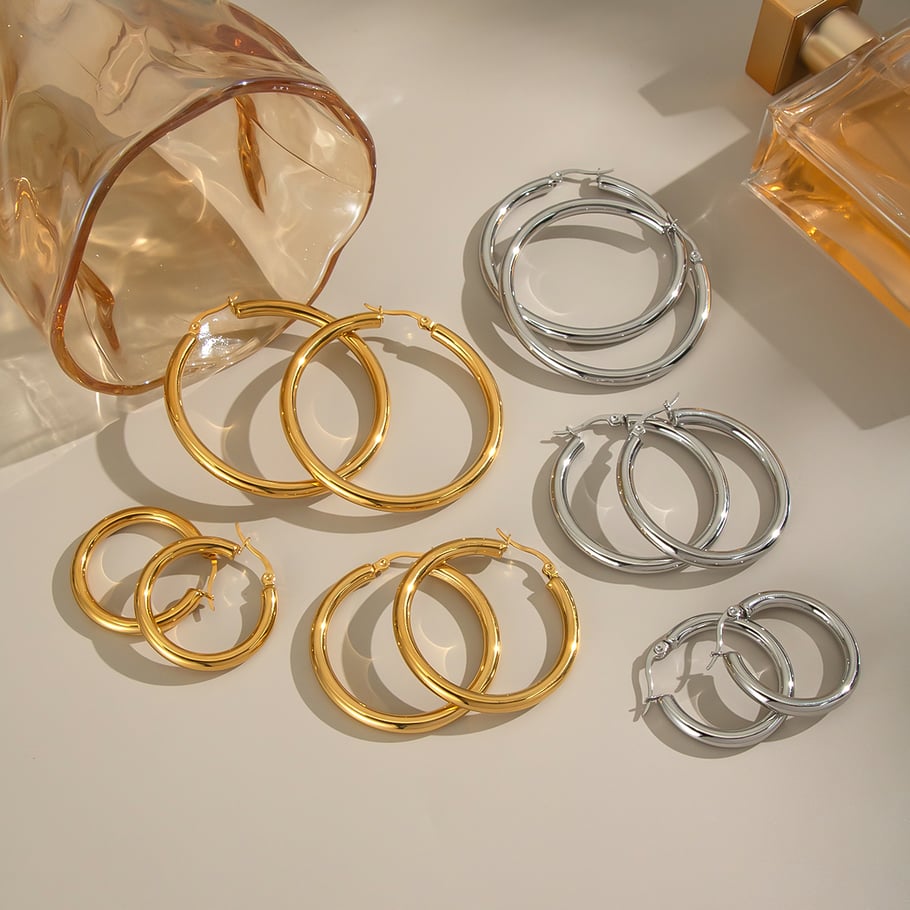 1 Paar kreisförmige Creolen aus Edelstahl in Goldfarbe Bild3
