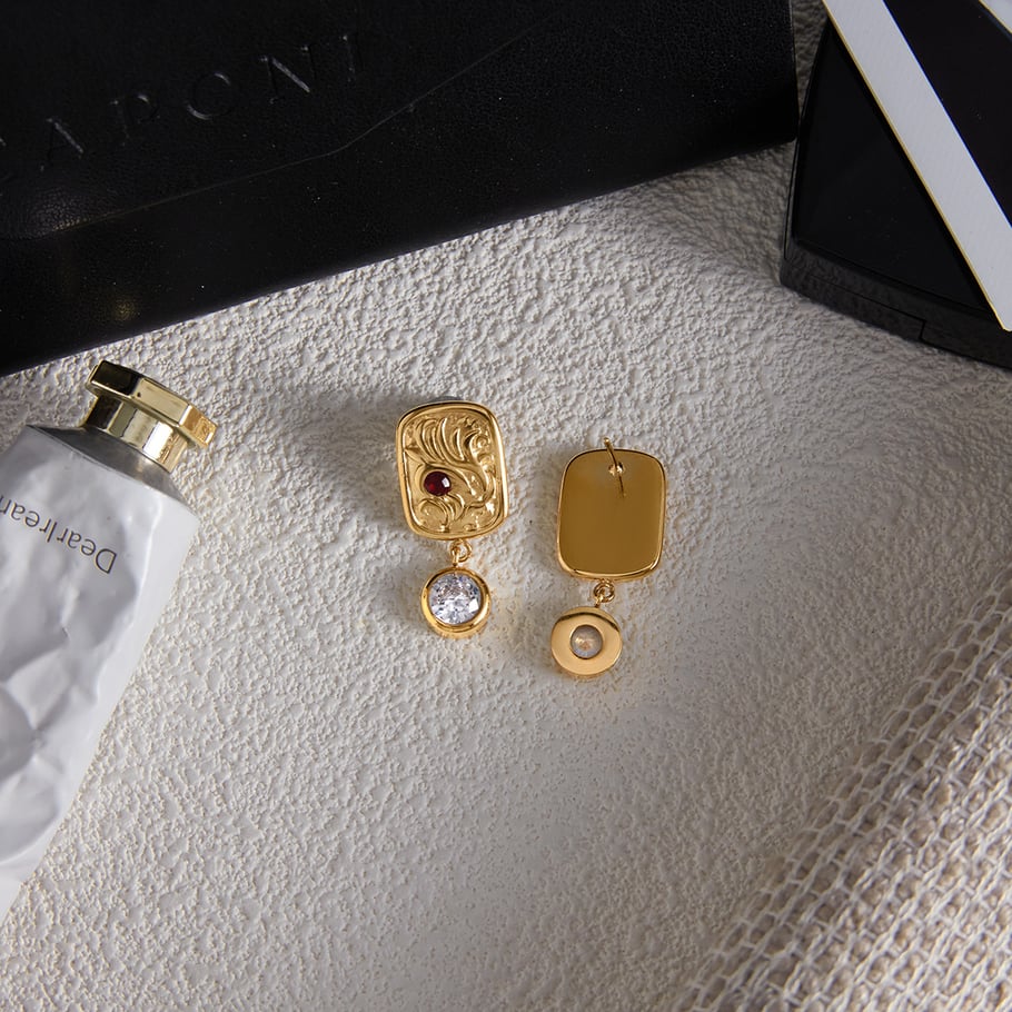 Set di gioielli da donna sofisticati in acciaio inossidabile con zirconi color oro e forma rettangolare Immagine7