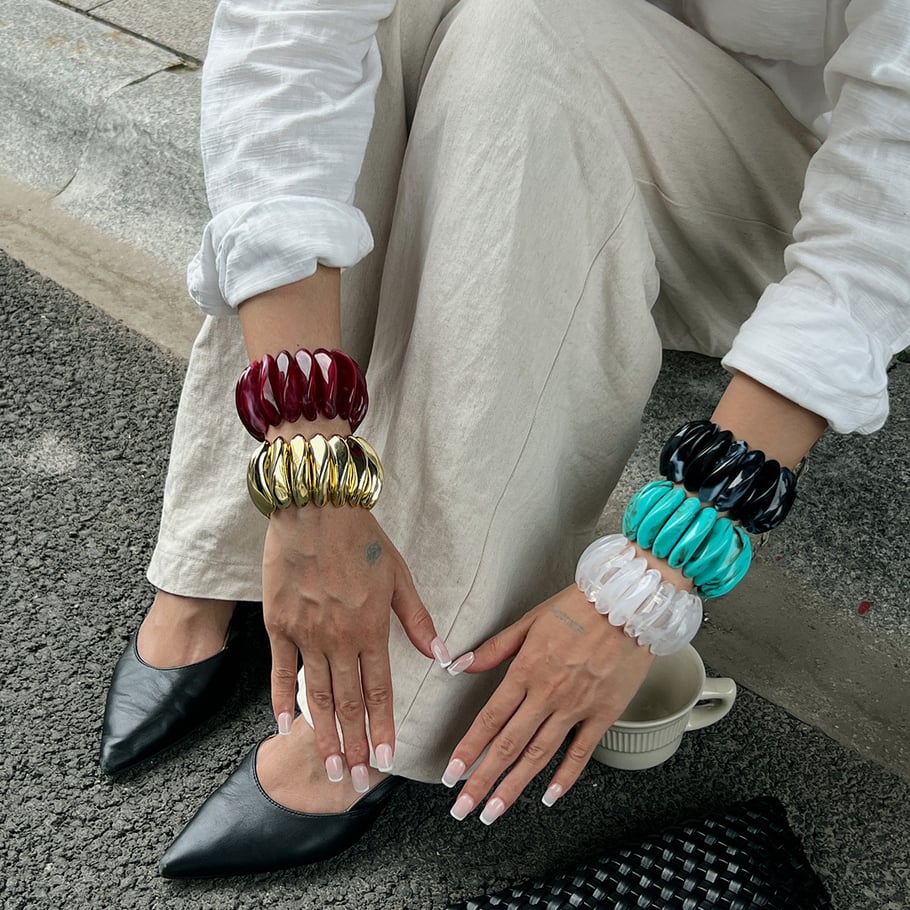 1 brazalete de resina con forma irregular retro. Imagen3