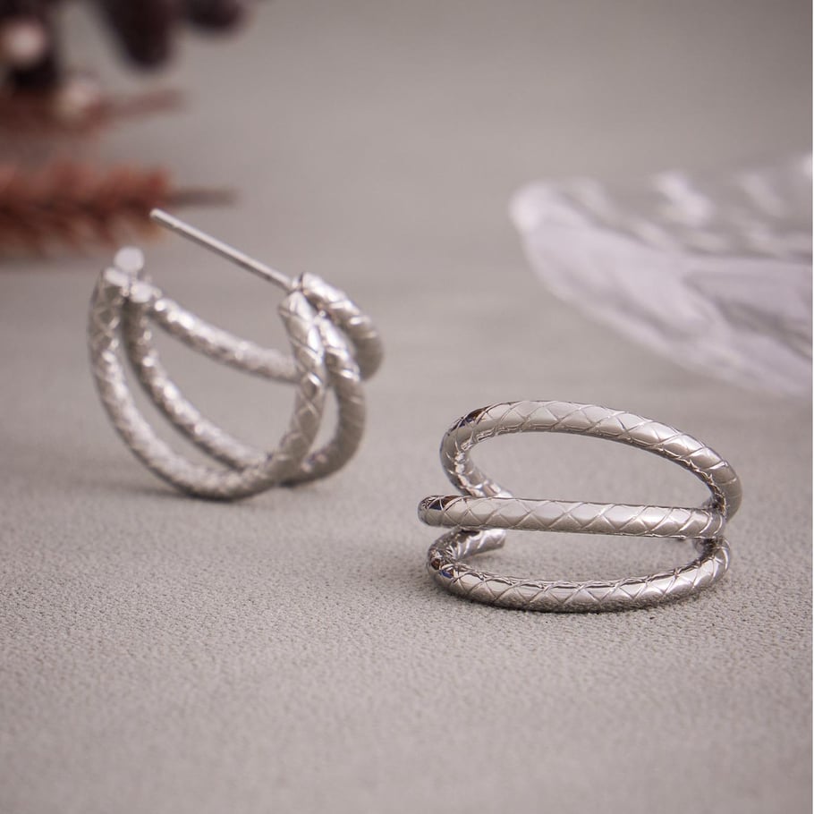 1 Paar minimalistische Creolen aus Edelstahl in Goldfarbe für Damen Bild6