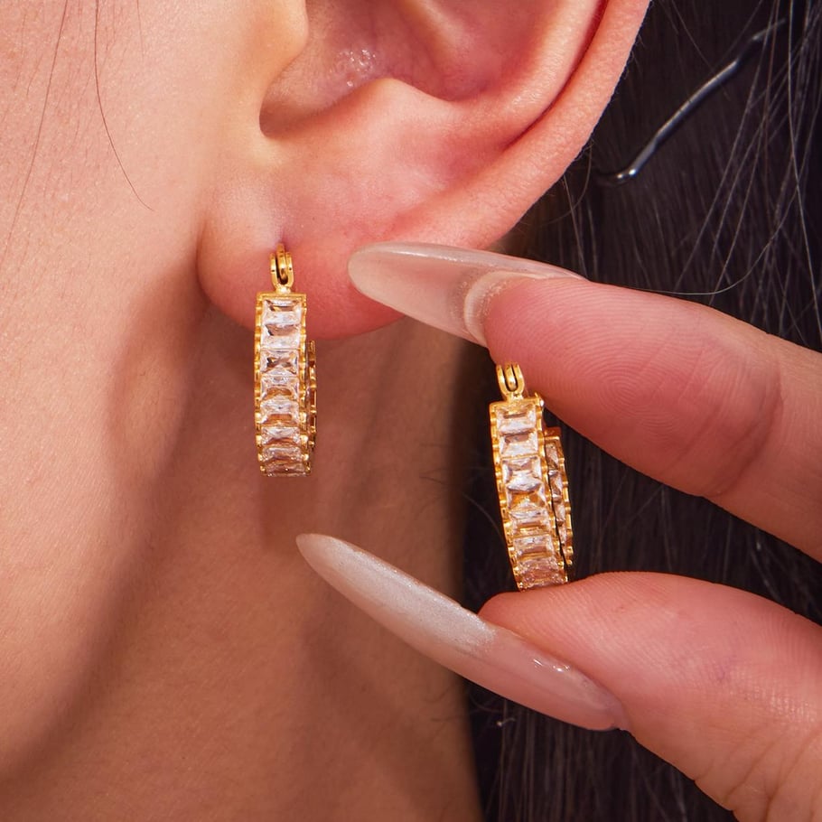 1 Paar luxuriöse Creolen aus Edelstahl mit goldfarbenem Zirkonia für Damen Bild7