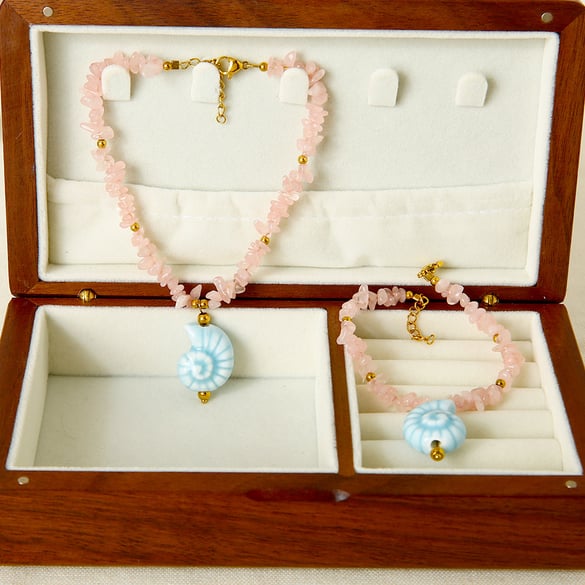 Süßes Halsketten-Set mit Keramikanhänger und Natursteinen