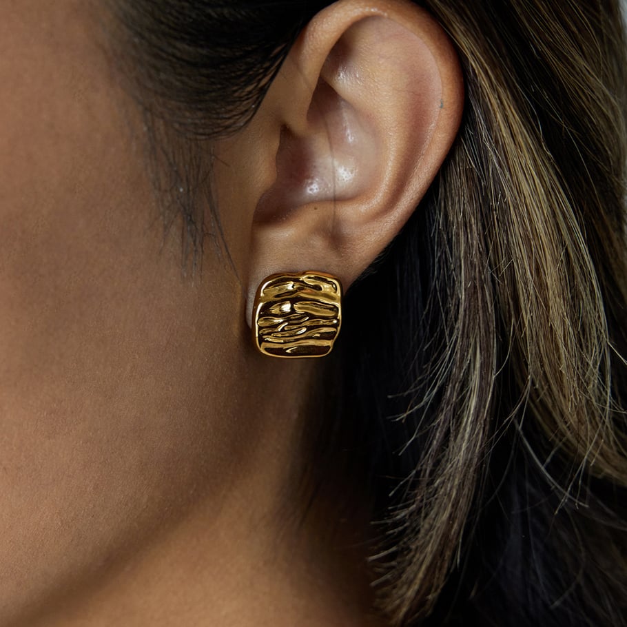 1 paio di orecchini a bottone da donna in acciaio inossidabile color oro con delicate strisce ondulate Immagine4