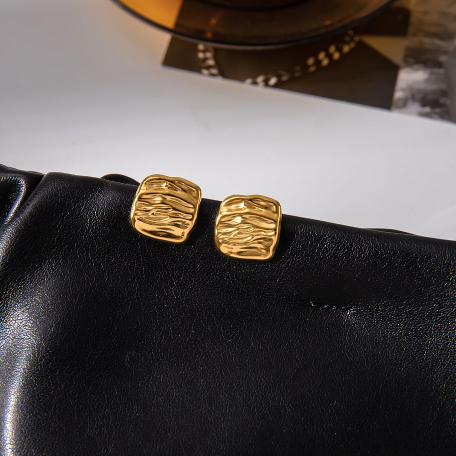 1 paio di orecchini a bottone da donna in acciaio inossidabile color oro con delicate strisce ondulate Immagine6
