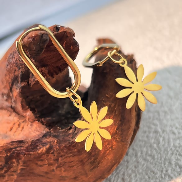 1 paar roestvrijstalen oorbellen met bloemen en gouden hangers