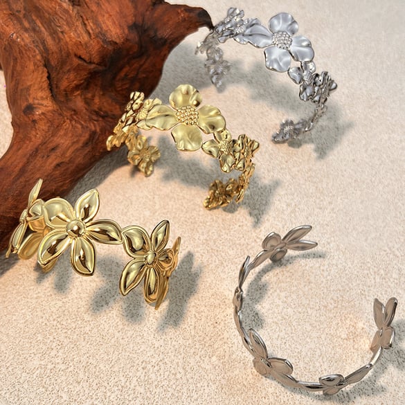 1 Stück klassisches Manschettenarmband aus Edelstahl mit Blumenmuster in Goldfarbe 2