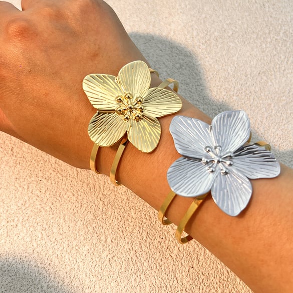 1 Stück klassisches Manschettenarmband aus Edelstahl mit Blumenmuster in verschiedenen Farben 2