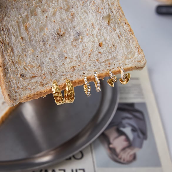 1 par de pendientes de aro de acero inoxidable dorados con círculo brillante para mujer