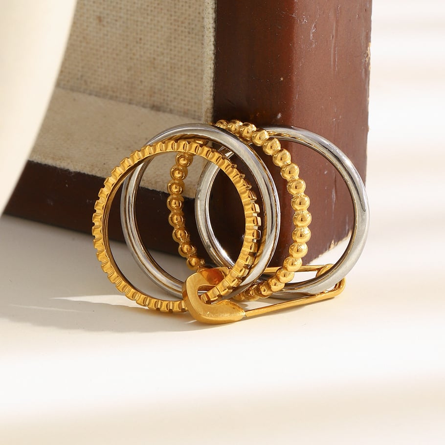Anillos minimalistas de acero inoxidable en color dorado y plateado con diseño de combinación de oro y plata. Imagen4
