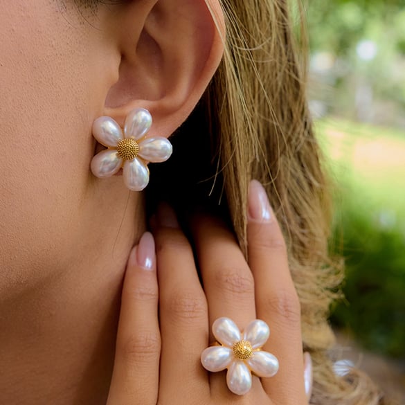 1 paire de boucles d&#39;oreilles à tige élégantes en acier inoxydable couleur or pour femme, motif fleur et coquillage