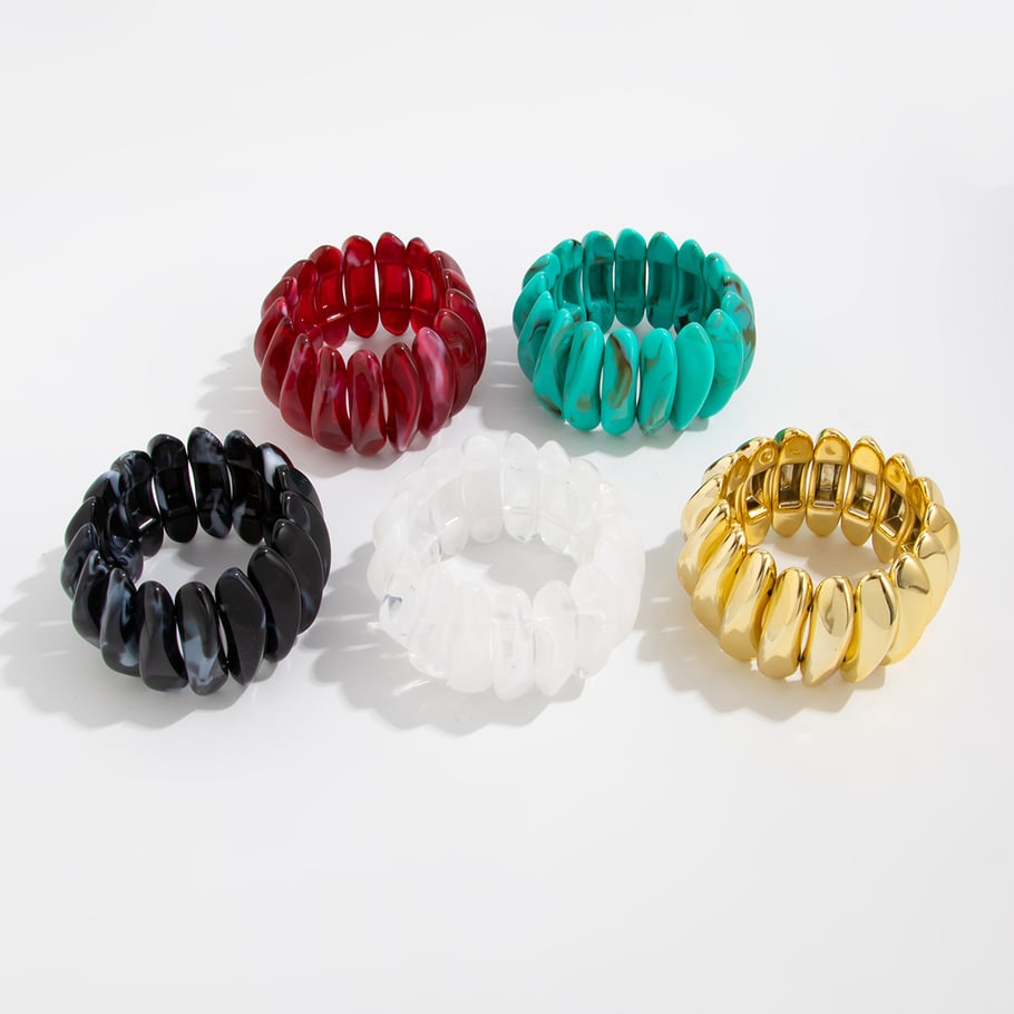 1 brazalete de resina con forma irregular retro. Imagen6