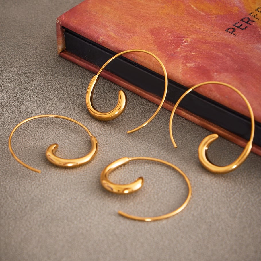 1 Paar minimalistische Creolen mit unregelmäßigem Kreis aus Edelstahl in Goldfarbe für Damen Bild3